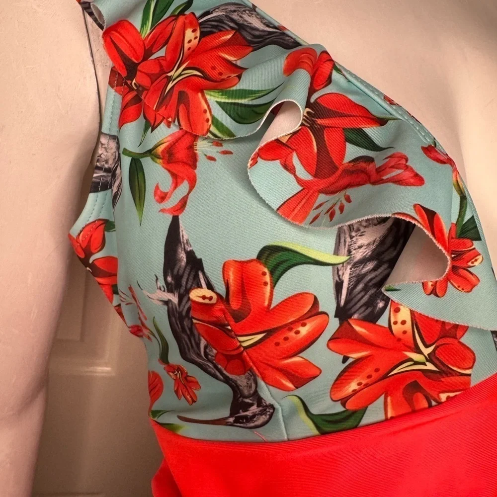 Unbranded Floral V-Neck Swimsuit Size Medium.